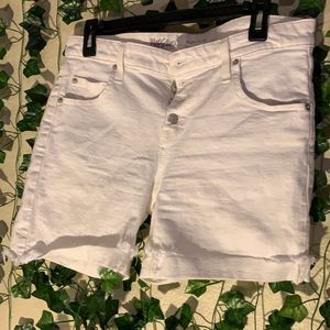 White boyfriend shorts- like new 🍀